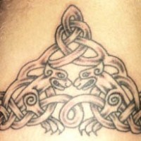 Tatuaje dos cabezas de lobo en la tracería celta