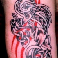 Tatuaje químera en estilo celta