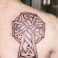 Tatuaje de la cruz de piedra celta sobre el hombro