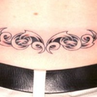 Le tatouage celtique en style tribal sur le bas du dos