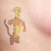 Tatuaje decolor de dibujos animados de Tigger