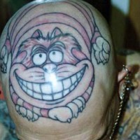 Tatuaje en la cabeza del Gato de Cheshire