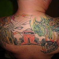 Hot road avec le crâne et l'abeille le tatouage sur les deux épaules