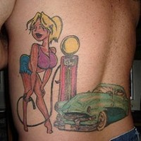 Fille blonde avec le tatouage de station-essence pour les voitures