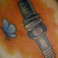 Anlaßzündkerze und Schmetterling Tattoo