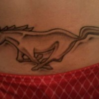 Schwares Tattoo mit Mustang Logo