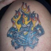 Farbiges Tattoo mit Auto-Motor in Flamme