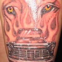 Seul loup avec le tatouage de la voiture sur la route