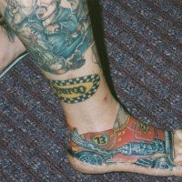 Farbiges Tattoo mit Rennauto am Fuß