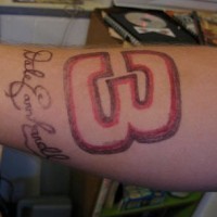 numero tre tatuaggio sul braccio