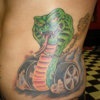 vipera sulle ruote tatuaggio colorato