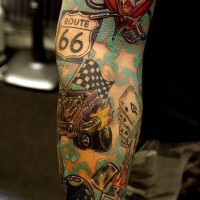 Le tatouage de tout le brasavec des voitures de route 66 en flammes