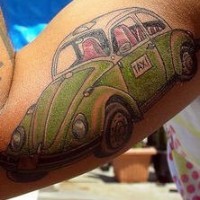 Le tatouage de taxi Volkswagen coccinelle vert sur le bras
