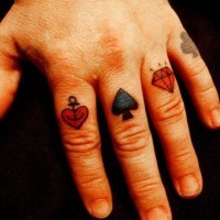 Simboli delle carte da gioco Cuori & Quadri & Fiori & Picche tatuati sulle dita