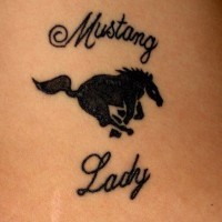 Tattoo mit Mustang-Logo und Inschrift 