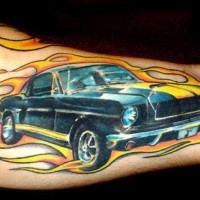 Farbiges Tattoo mit Muscle-Car