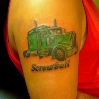 Tattoo mit grünem Auto Traktor und Inschrift 