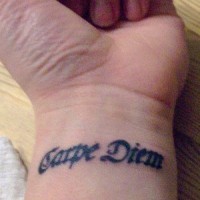 Le tatouage de poignet intérieur avec une locution latine