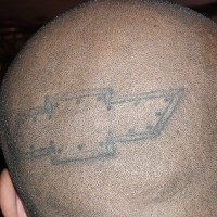 chevrolet logo tatuaggio sulla testa
