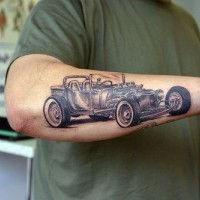 macchina da corsa hot rod tatuaggio sul braccio