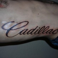 Tattoo mit Logo Text Cadillac