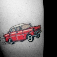 Klassisches rotes und weißes Auto Tattoo