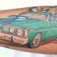 Grüner Muscle-Car Tattoo