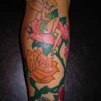 Tinker Bell avec le tatouage de roses sur la jambe
