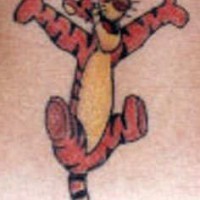 Tatuaje de dibujos animados de Tigger con la mariposa