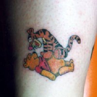Tigre assis sur Winnie l'ourson le tatouage