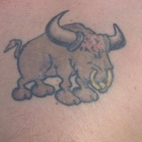 Le tatouage de taureau de dessin animé