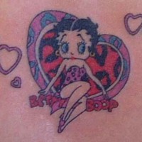 Tatouage de Betty Boop de dessin animé assis dans le cœur