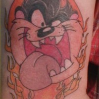 Tatuaggio colorato Taz sta in fiamme