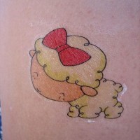 Carino agnello con fiocco di animazione tatuato