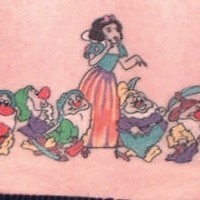 Biancaneve e i sette nani colorati tatuati