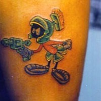 Marvin le Martien avec le tatouage de blaster
