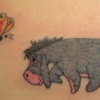 Tatuaje del burro Eeyore y la mariposa