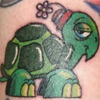 Tattoo von grüner cartoonischer Schildkröte im Hut mit Blumen