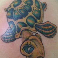Tattoo mit cartoonischer Schildkröte in gelben und grünen Farben