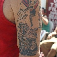 betti boop e gatto tatuaggio sul bracio
