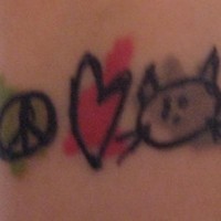 Frieden Liebe und Katze farbiges Tattoo