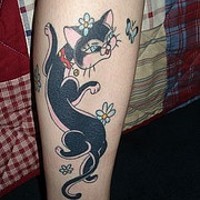 Le tatouage d'une image originel de chat avec des fleurs