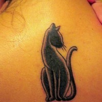 Tatouage élégante en forme de chat noir