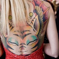 Gros chat démoniaque humanisé tatouage coloré sur tout le dos
