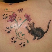 Schwarze Katze berührt Blumen Tattoo