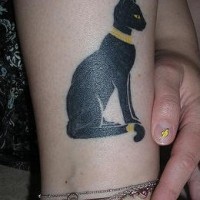 Tatouage de chat égyptien en collier d'or sur la jambe