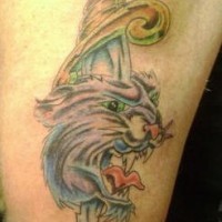 testa di gatto con pugnale tatuaggio colorato