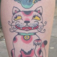 Le tatouage de Maneki-neko chat en style occidental avec un moineau en couleur