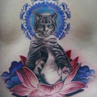 el tatuaje de un gato buddha sentado en una flor de loto roja