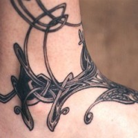 modello celtico tribale sul piede tatuaggio nero